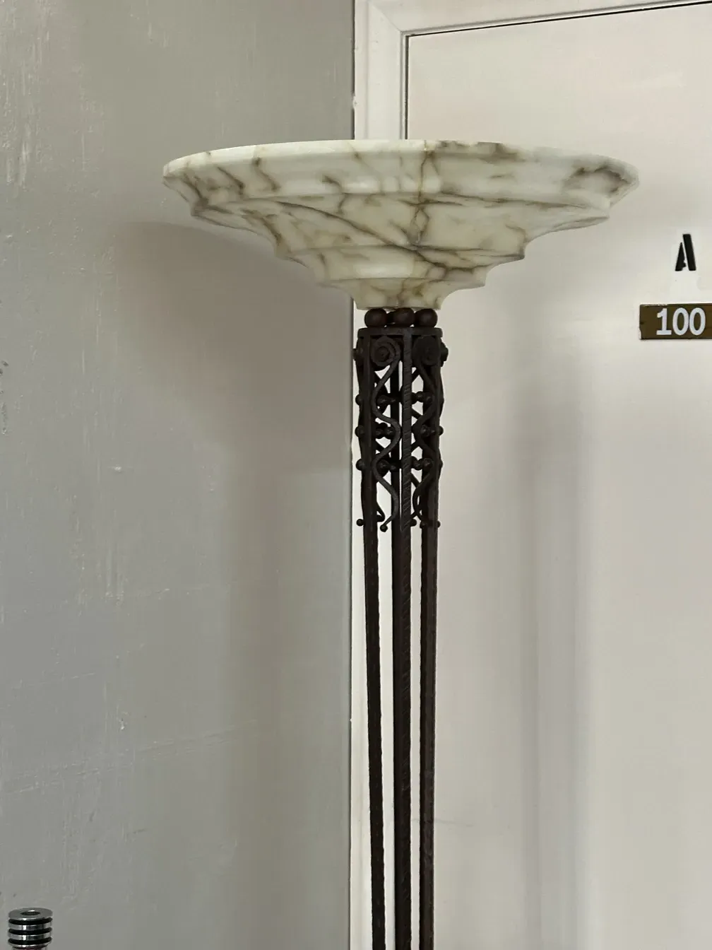 2 lâmpadas de piso antigas com detalhes decorativos