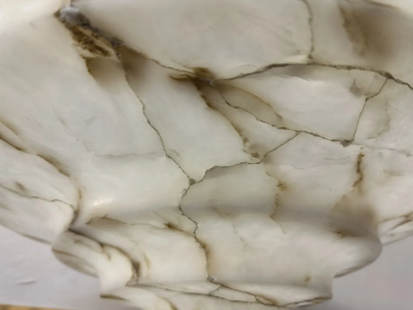 مصباح أرضي قديم بتفاصيل دقيقة في بيئة