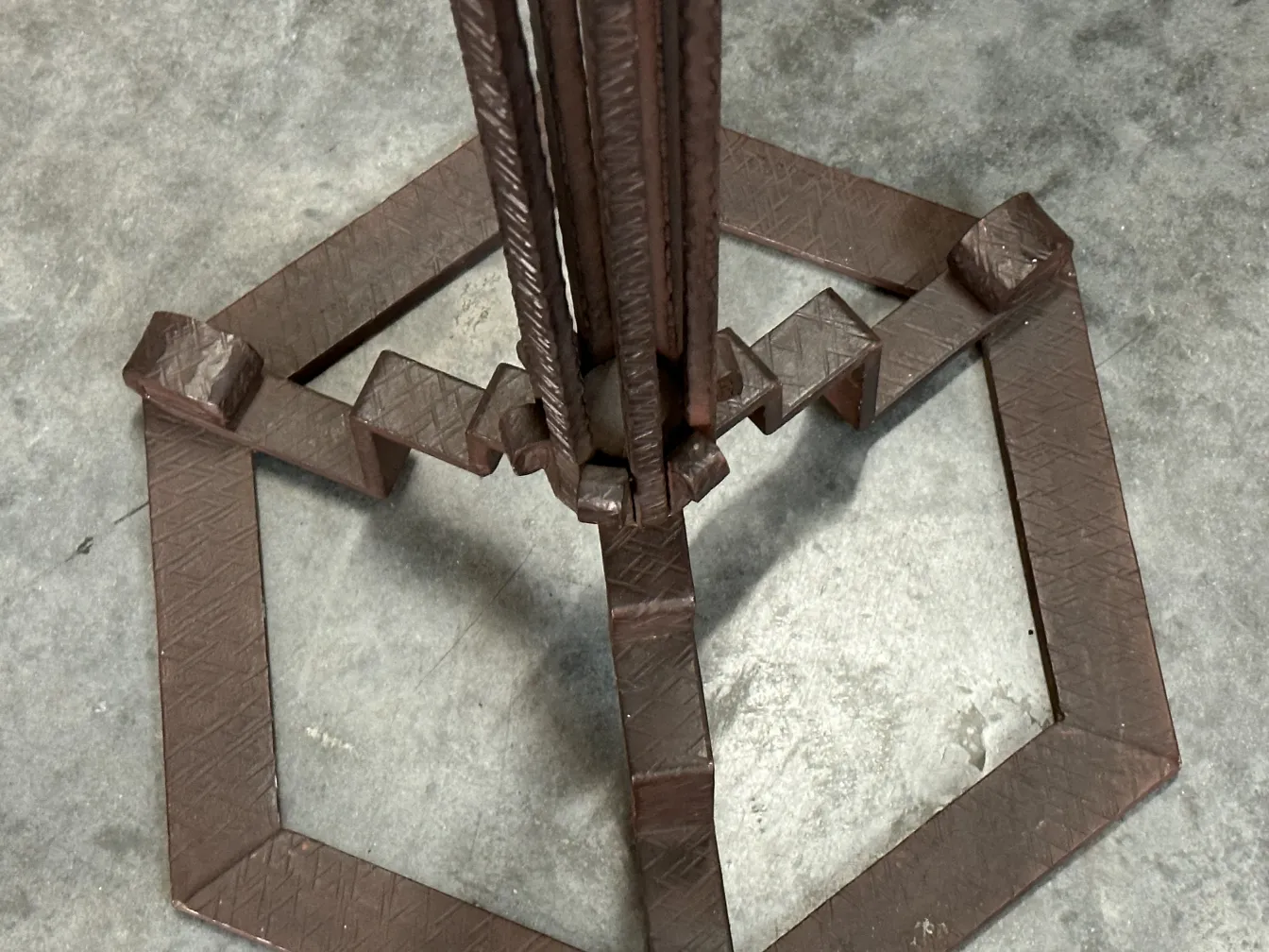 Duas lâmpadas de piso antigas com design geométrico em um ambiente neutro.