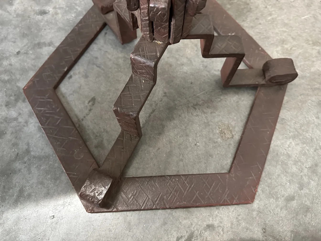 独特なデザインの2つのアンティークフロアランプ、中立的な環境で