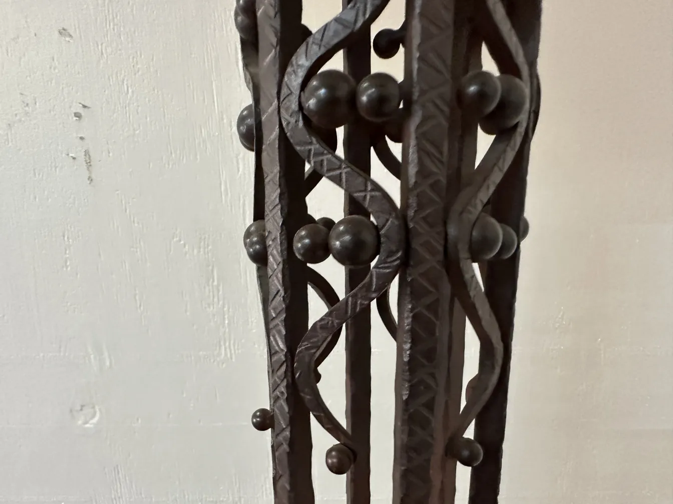 détail décoratif de 2 lampadaires anciens dans un cadre neutre