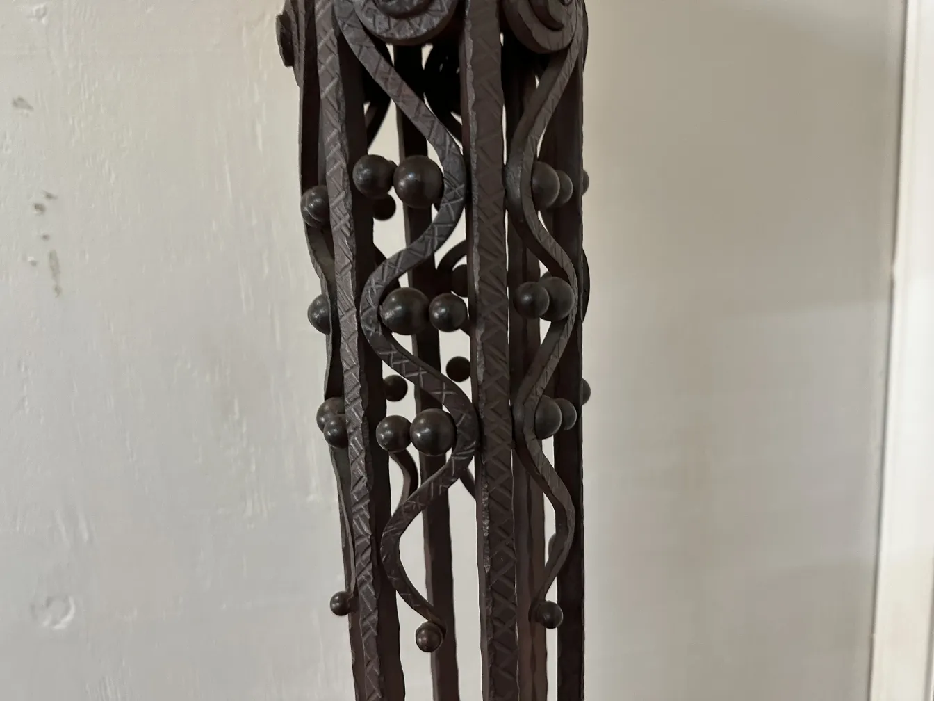 duas lampadas de piso antigas com design decorativo