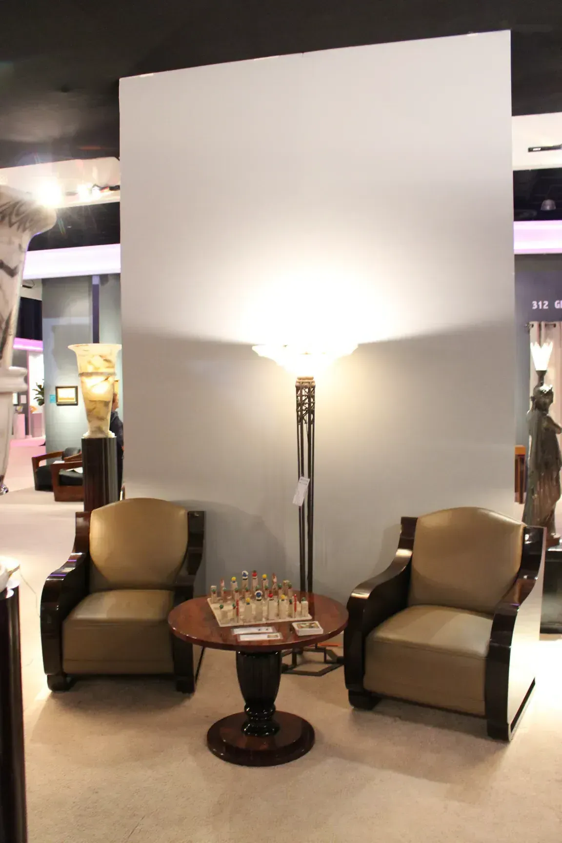 Deux lampadaires antiques dans une pièce confortable avec des fauteuils