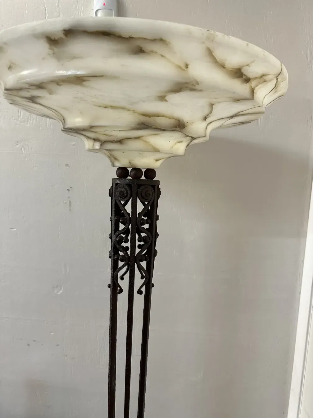 Lampadaires antiques avec un design ornemental et des sculptures