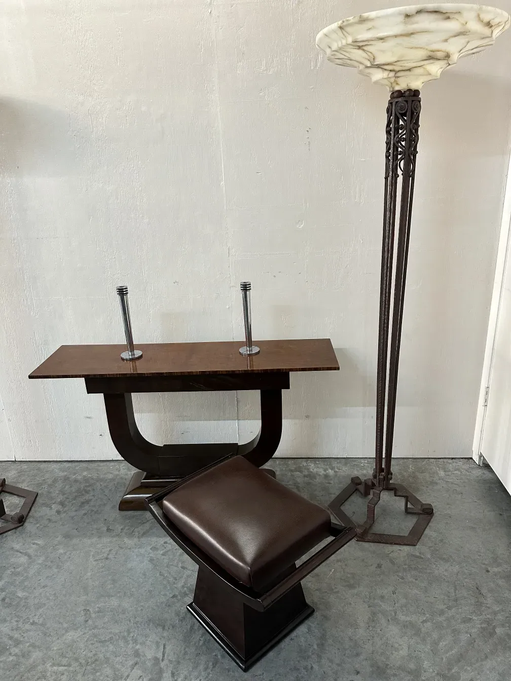 Набор из 2 старинных торшеров в современной комнате