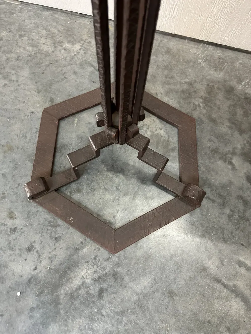 duas lâmpadas de piso antigas com design de base única no ambiente