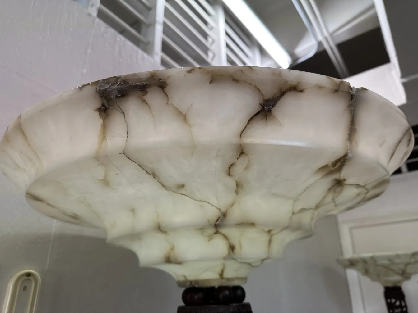 दो प्राचीन फ़्लोर लैंप सजावटी आधार के साथ, एक मोहक वातावरण में.