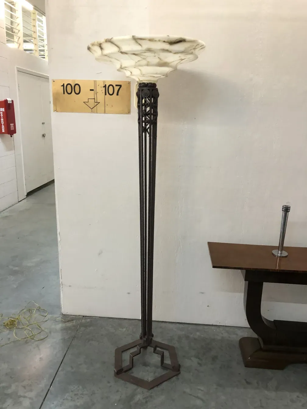 2 lampadaires antiques au design classique dans un cadre simple