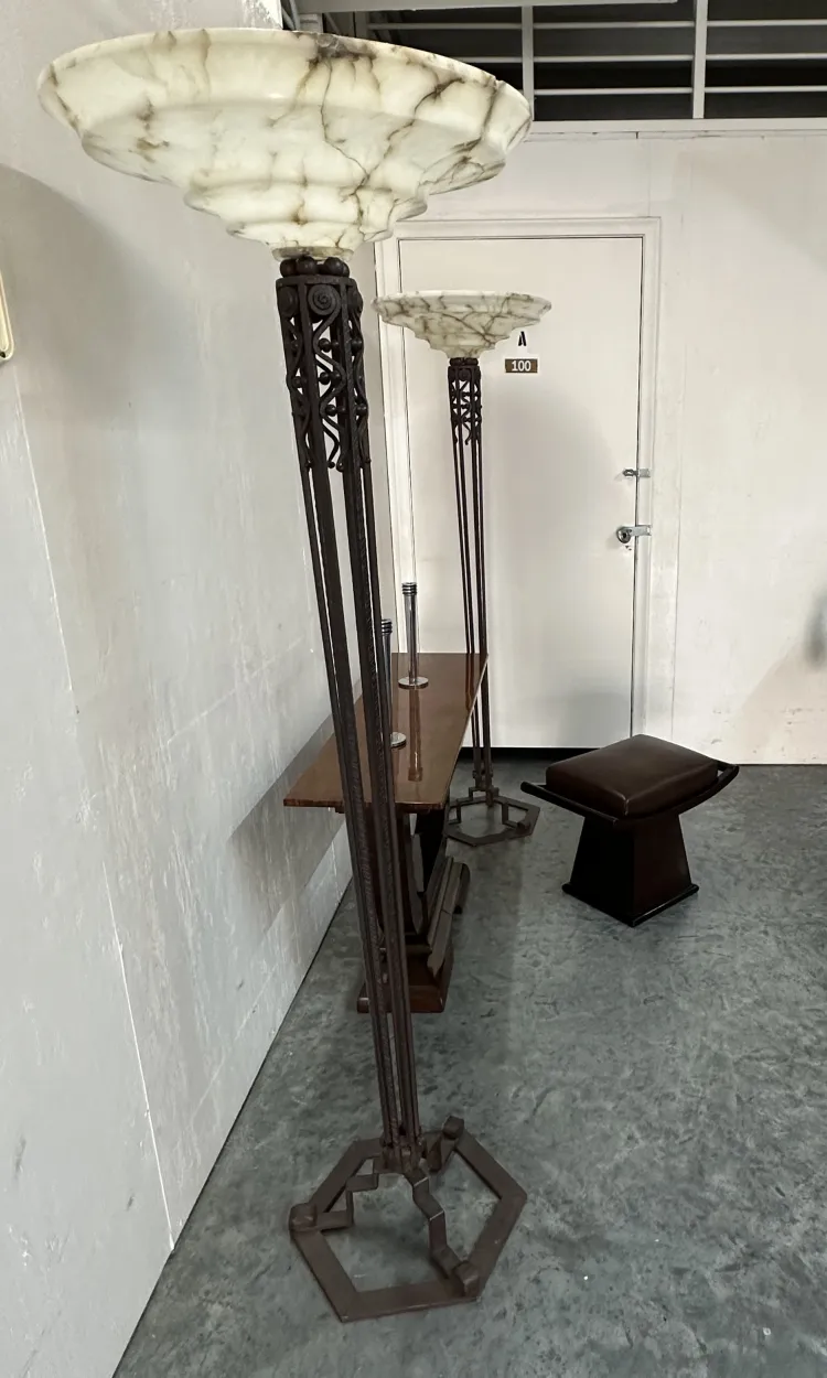 deux lampadaires anciens avec bases décoratives