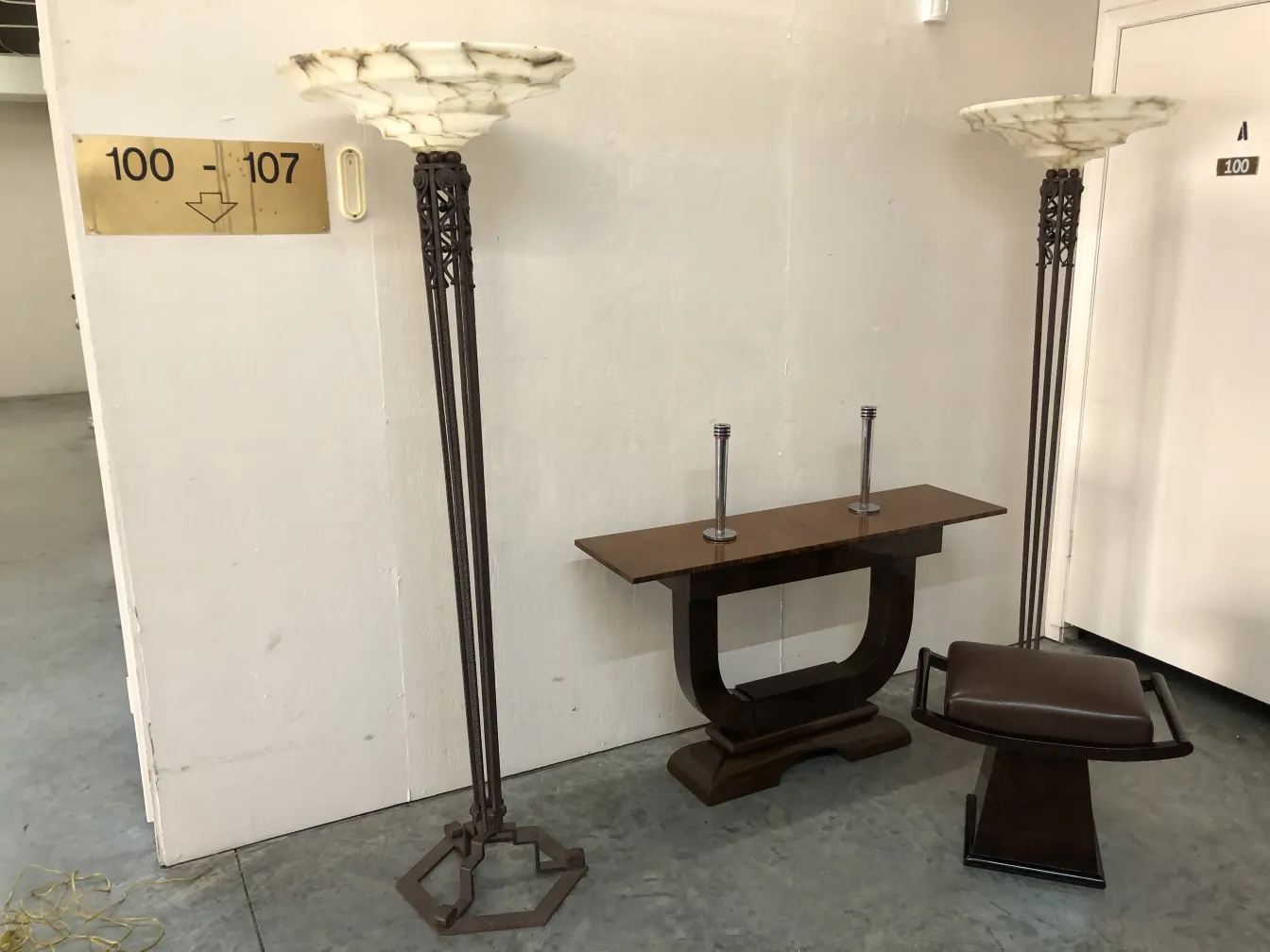 Duas lâmpadas de piso antigas com sombras elegantes em um ambiente moderno.