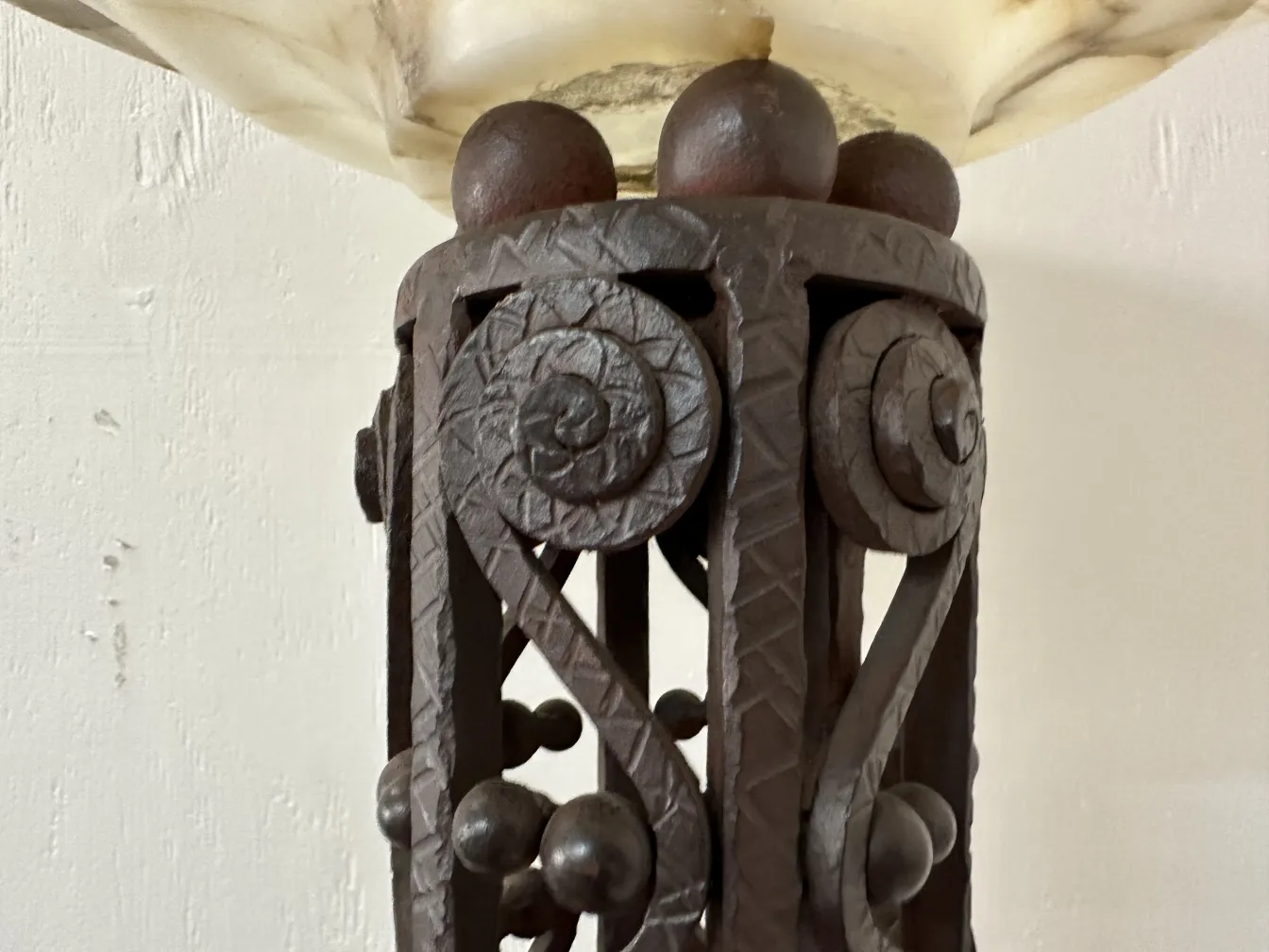 दो पुराने फ़्लोर लैंप सजावटी सेटिंग में