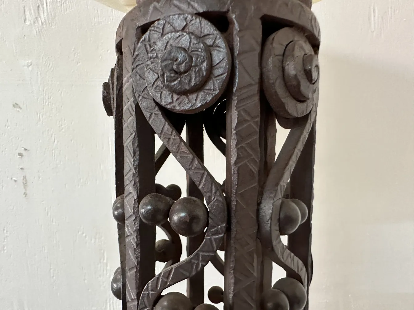 2 lampade da terra antiche con finitura distintiva e dettagli decorativi, creando un'atmosfera accogliente