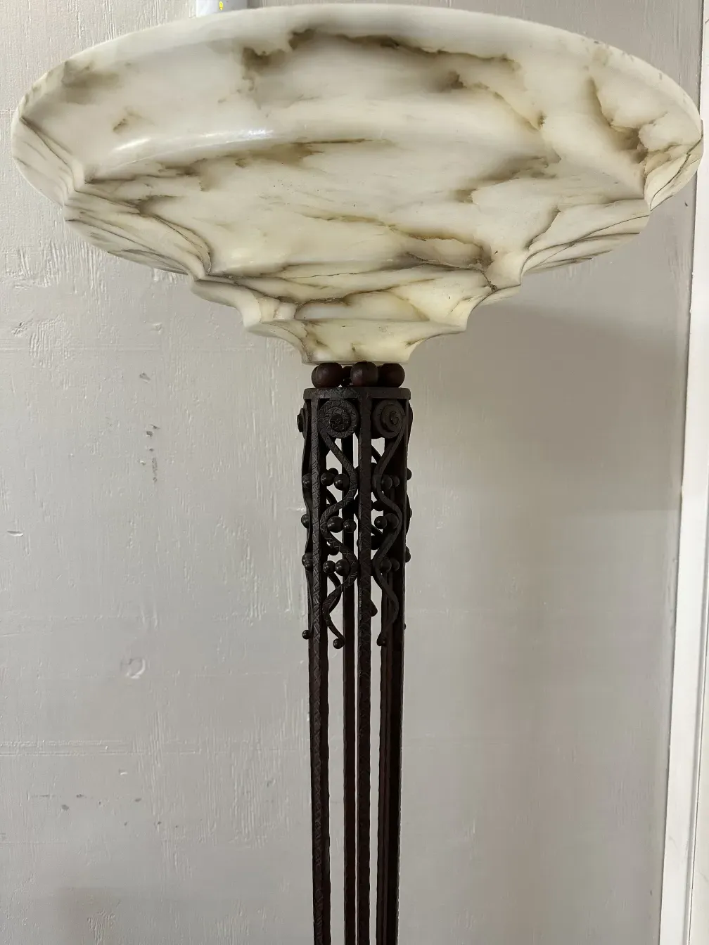 duas lampadas de piso antigas com base decorativa