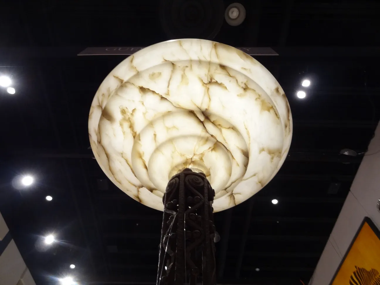 两盏古董落地灯，设计独特，形状别致