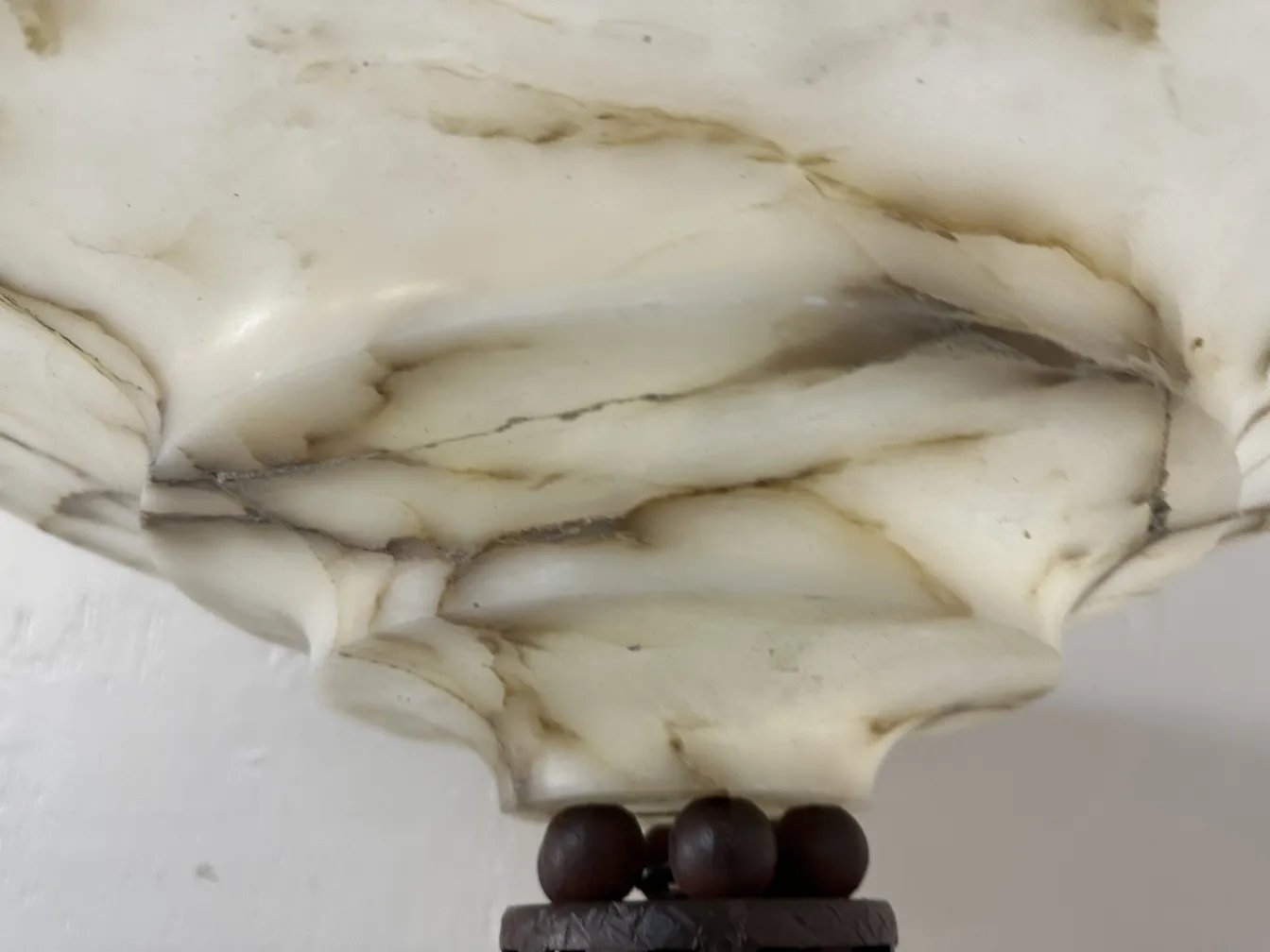 2 lámparas de pie antiguas en un ambiente acogedor