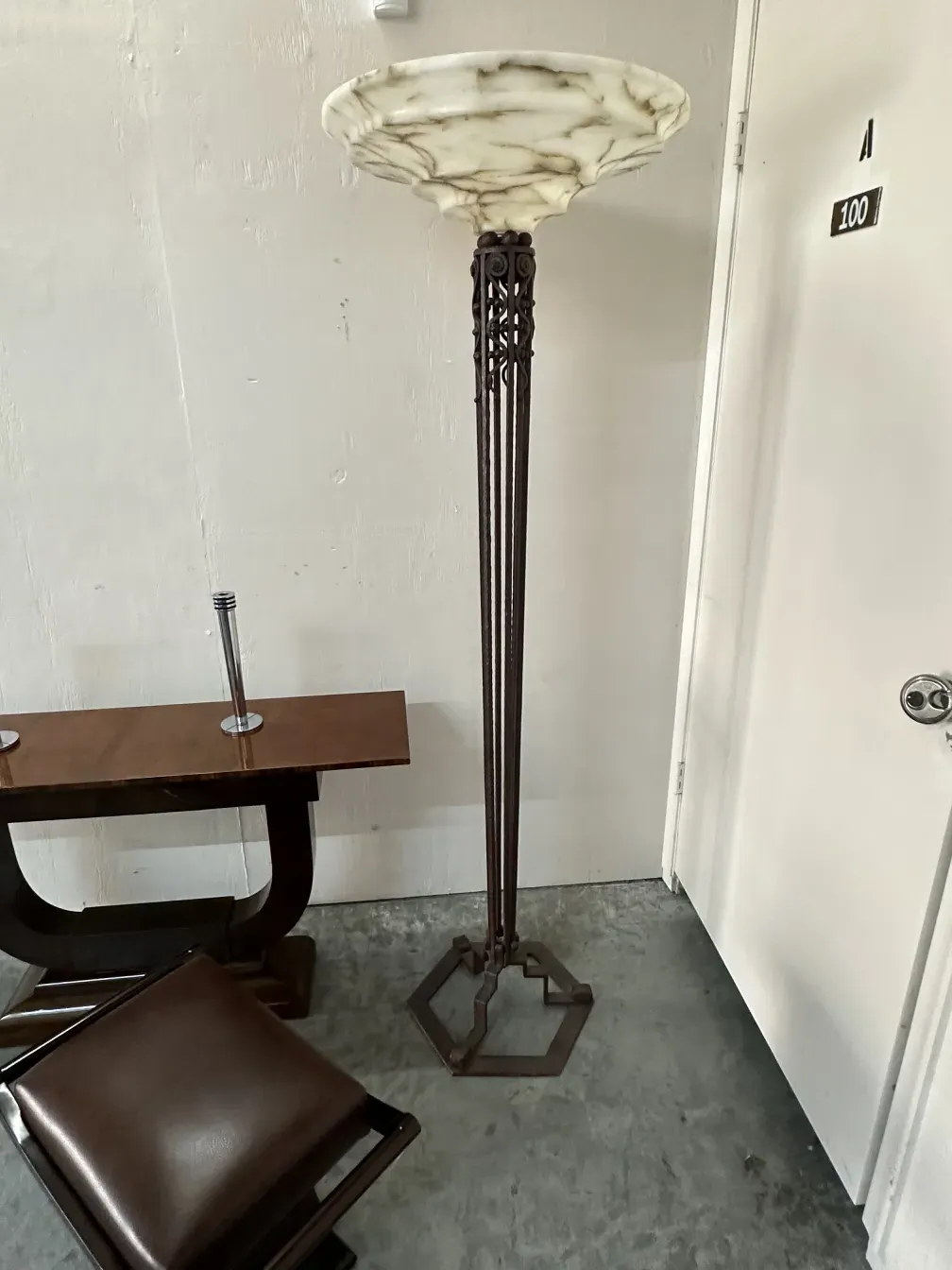 duas lâmpadas de piso antigas com design clássico em um ambiente aconchegante