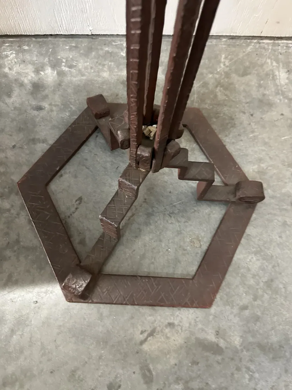 design elegante de 2 lâmpadas de piso antigas em um ambiente