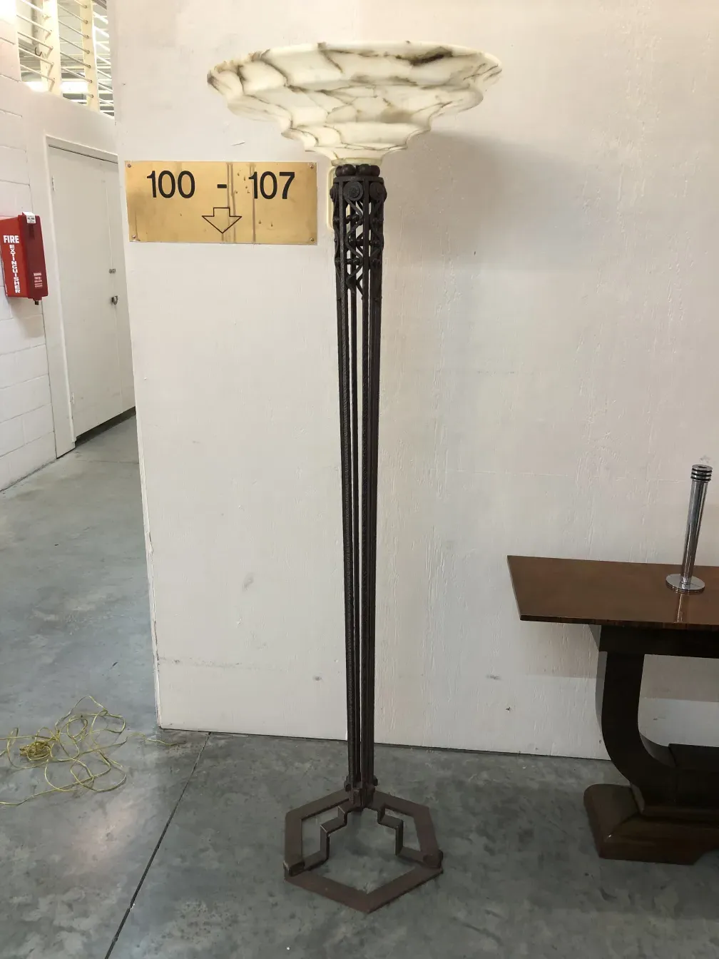 duas lâmpadas de piso antigas com design decorativo e luz suave