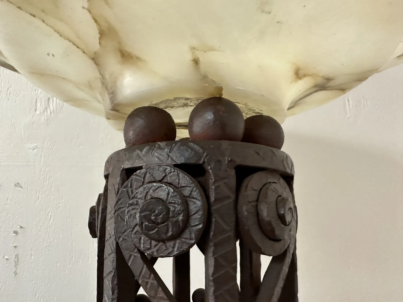 duas lâmpadas de piso antigas com detalhes decorativos