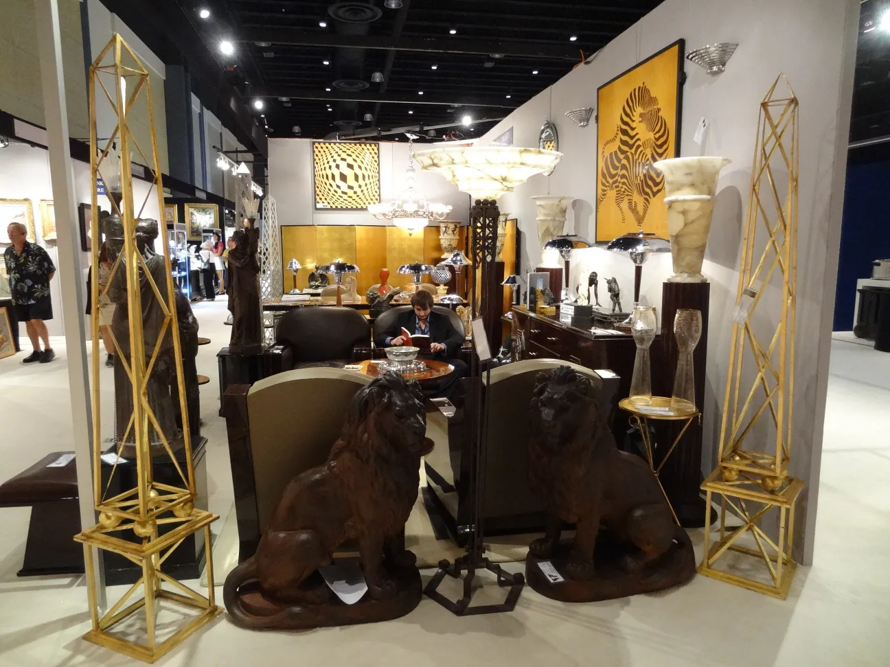 duas lampadas de piso antigas de estilo classico, em um ambiente elegante