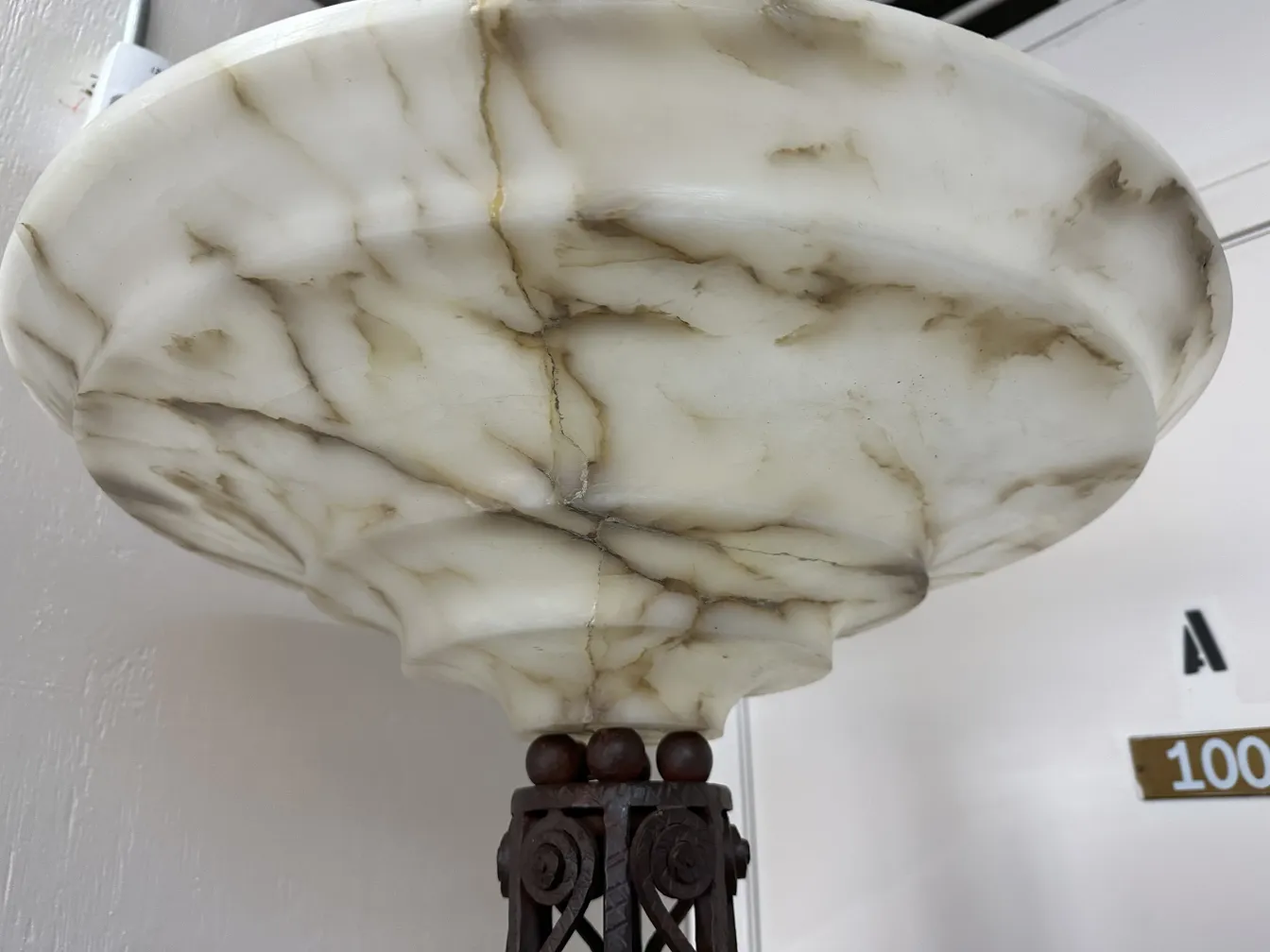 Détails de 2 lampadaires anciens dans un environnement neutre