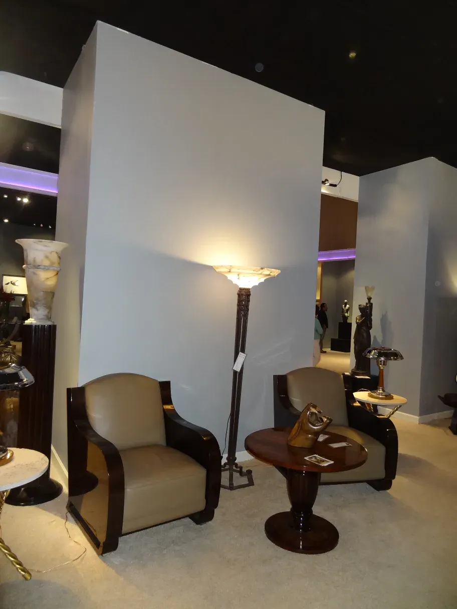 2つの古いフロアランプがスタイリッシュな家具とエレガントな部屋に