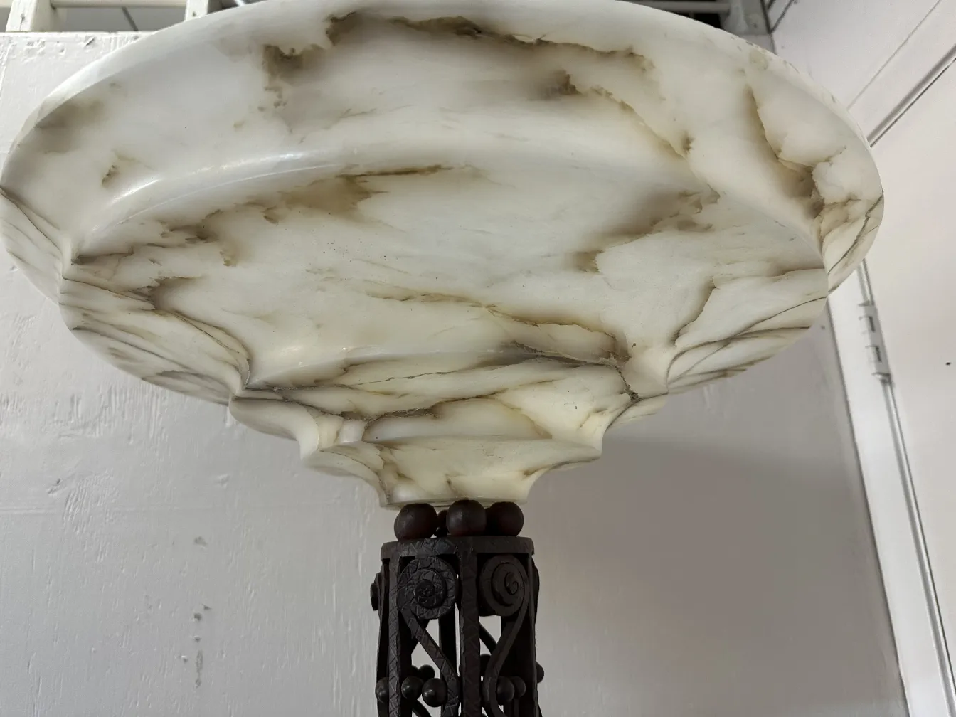 2 प्राचीन फ़्लोर लैंप जिनमें सजावटी शेड हैं, और गर्म माहौल