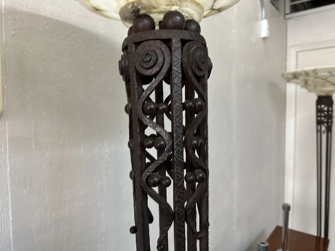 Lâmpadas de piso antigas com design decorativo em um ambiente aconchegante.