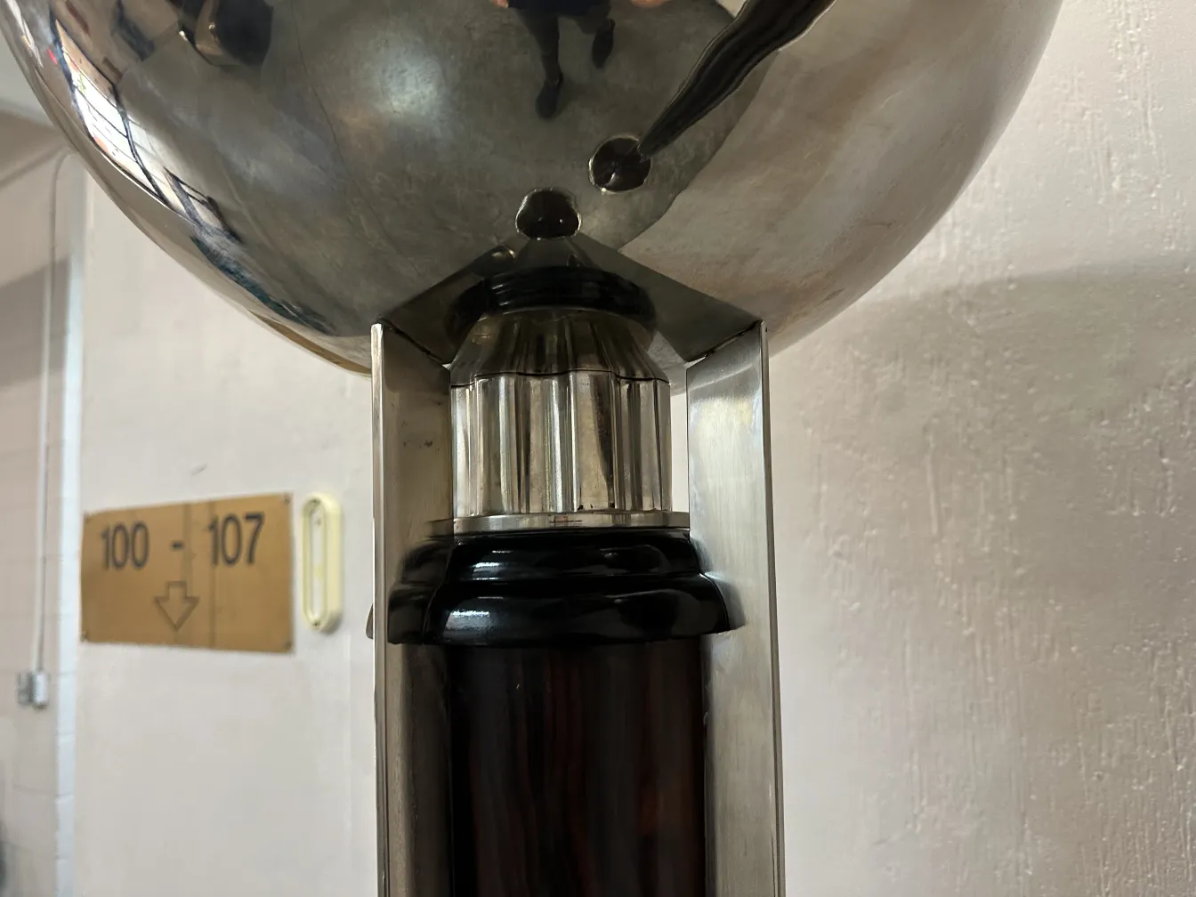 zwei antike stehleuchten in einem eleganten Ambiente