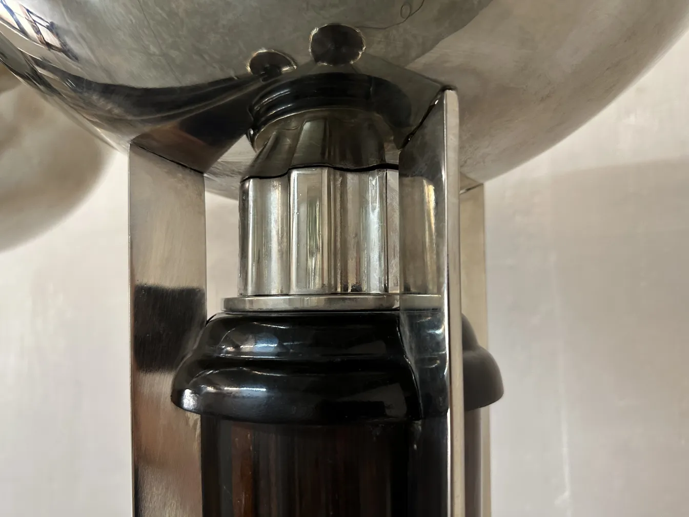 Dettaglio di 2 lampade da terra antiche in un ambiente accogliente.