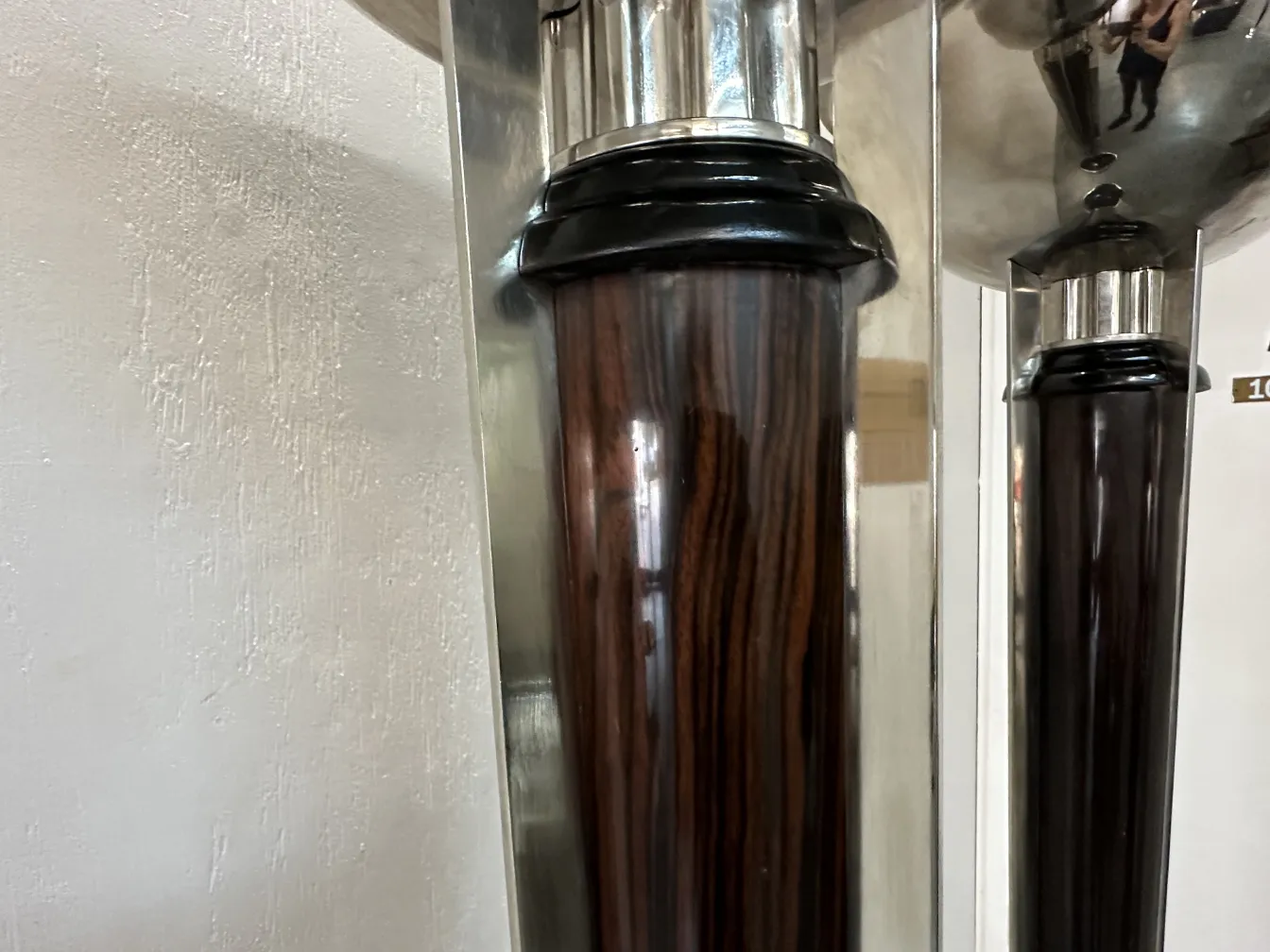 Detalhe de 2 lampadas de piso antigas elegantes em um ambiente