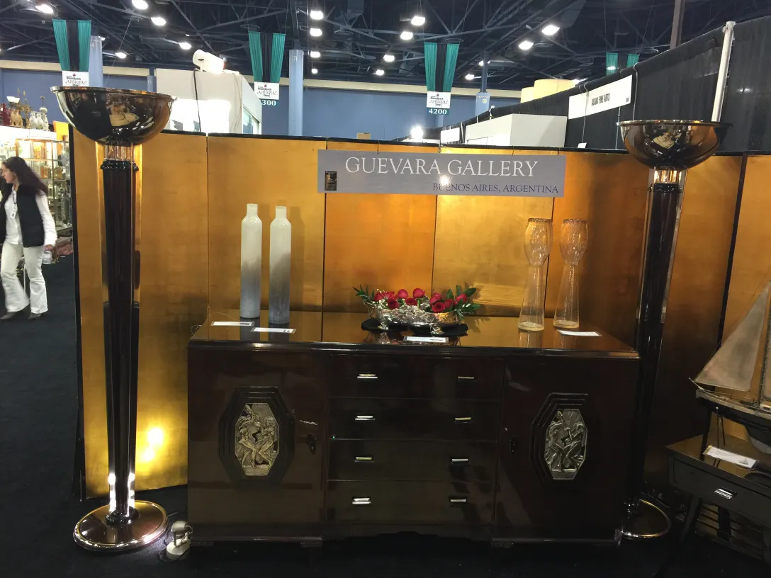 Duas elegantes lampadas de piso em um ambiente antigo.