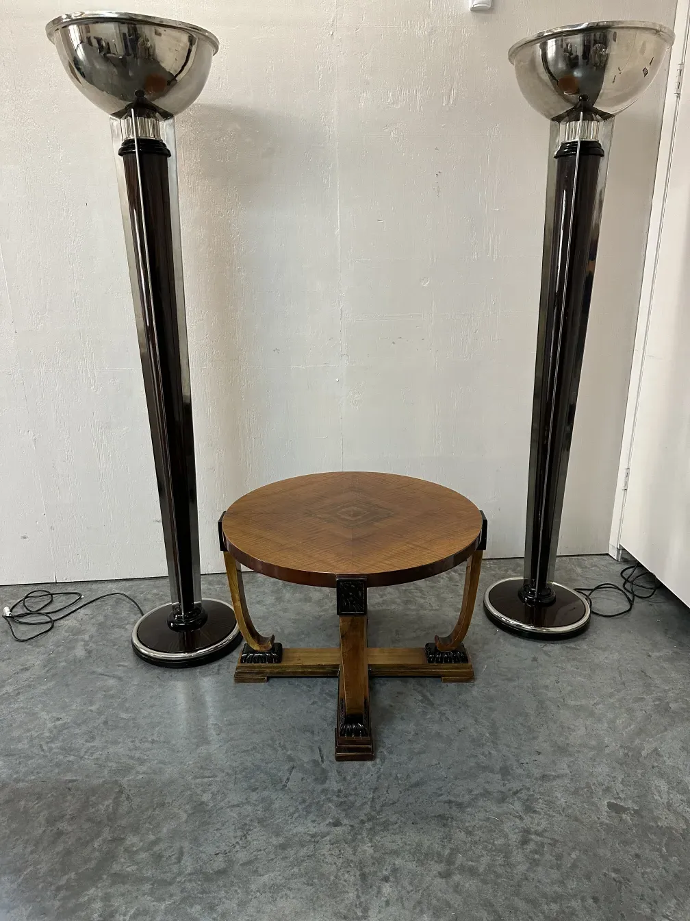 2 lampadaires anciens avec lumière brillante dans un cadre moderne