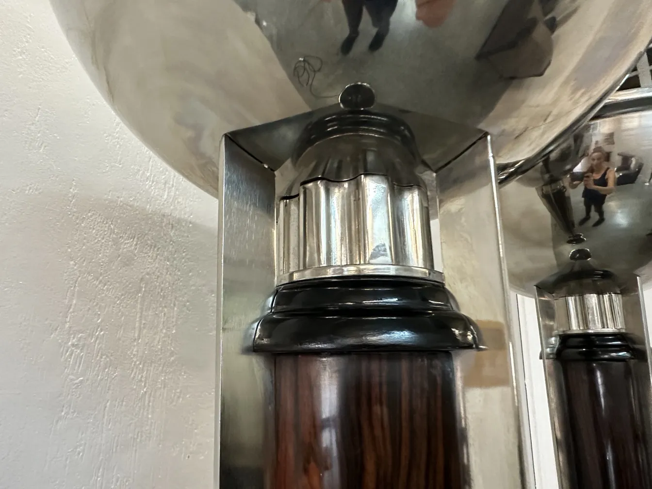 vue rapprochée d'anciennes 2 lampadaires avec une base élégante