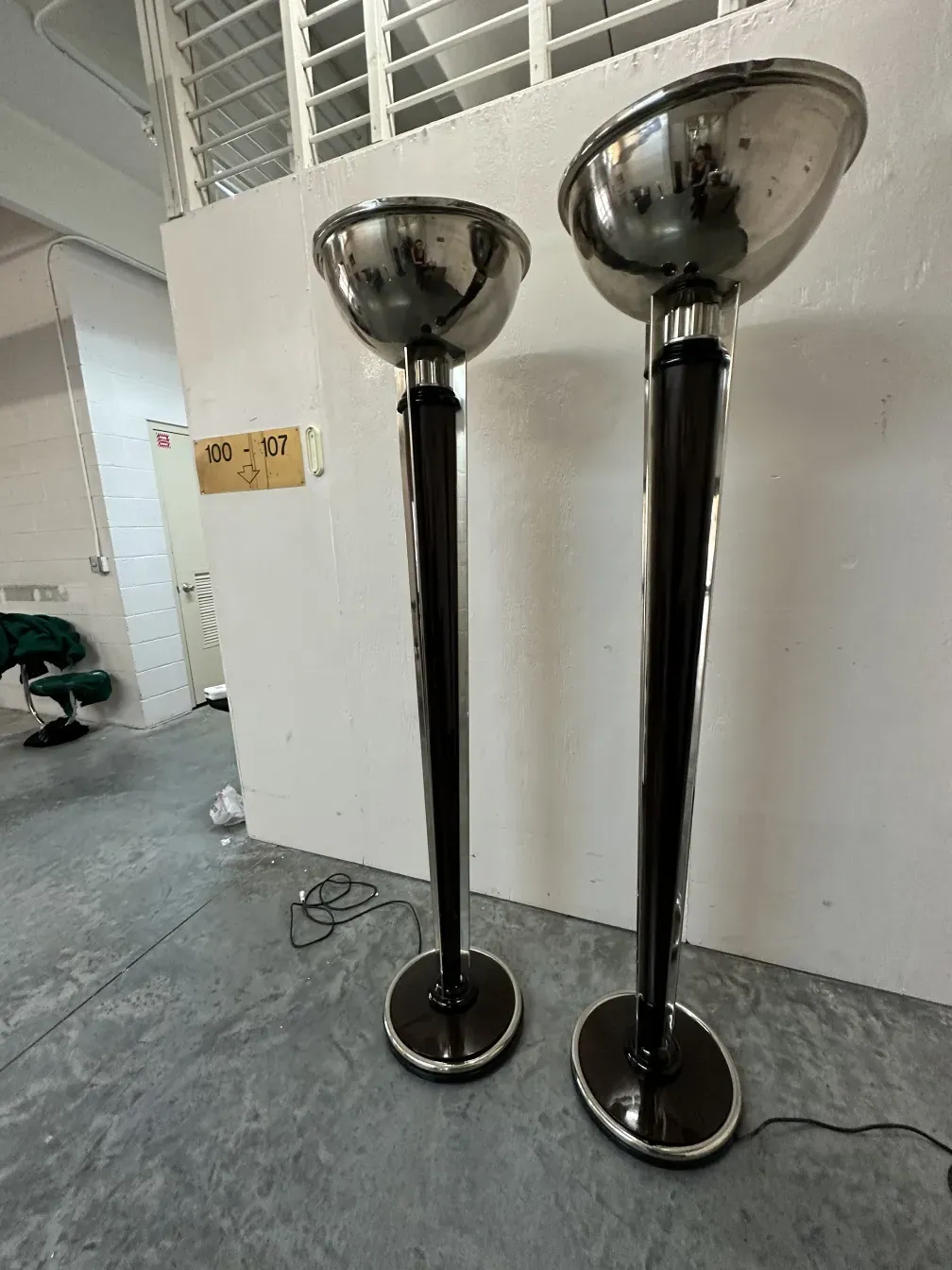 deux lampadaires anciens dans un cadre neutre