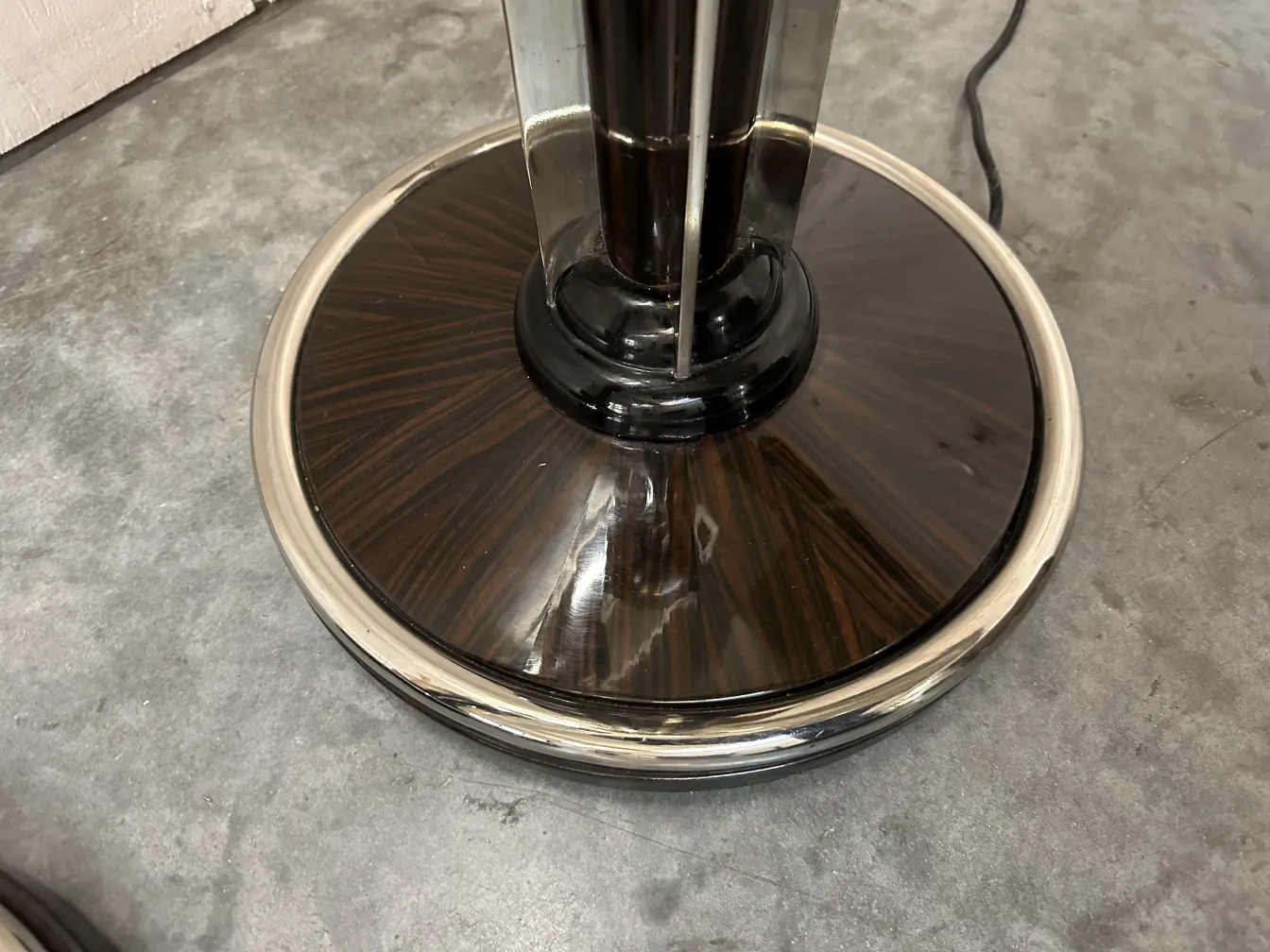 zwei antike Stehleuchten mit runder Basis und elegantem Design in modernem Ambiente.