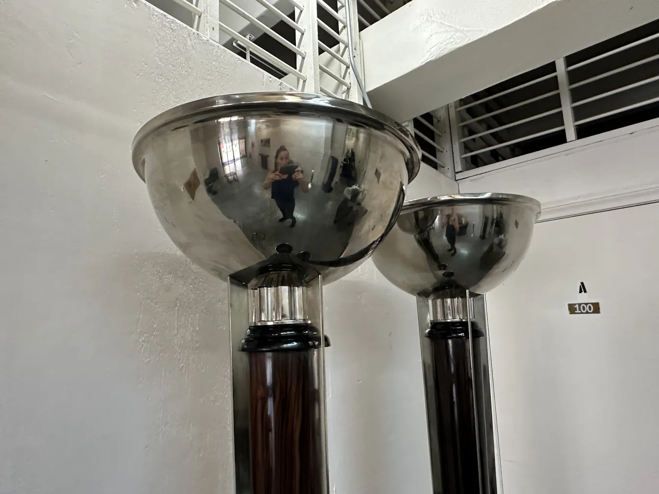 duas lâmpadas de piso antigas com cúpulas redondas