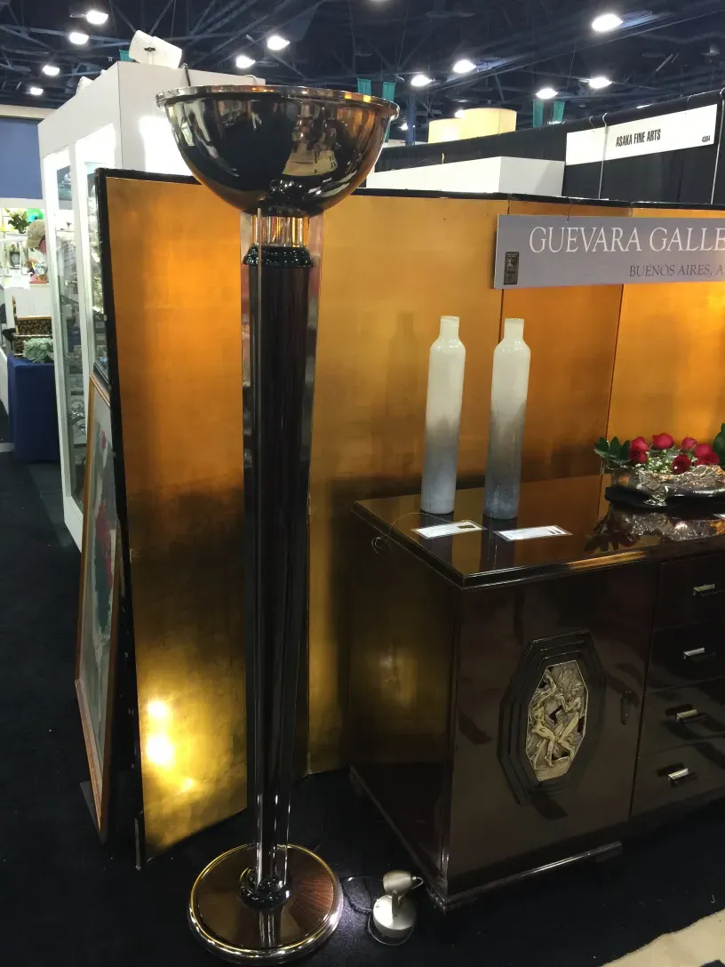 古いフロアランプ、光沢仕上げ、装飾的な設定