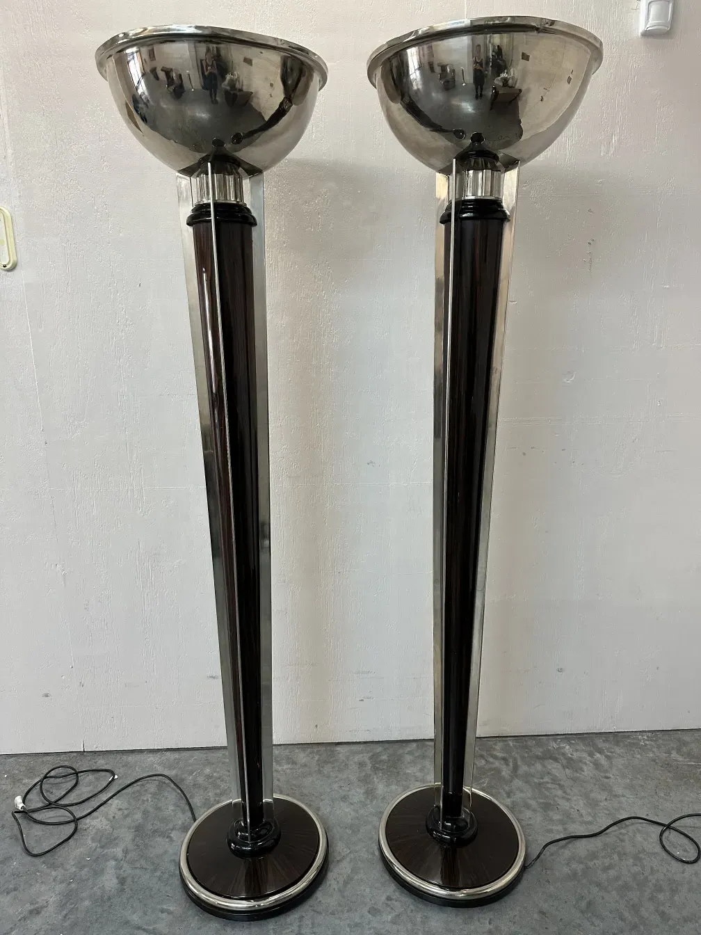 Deux lampadaires anciens au design élégant dans un cadre moderne