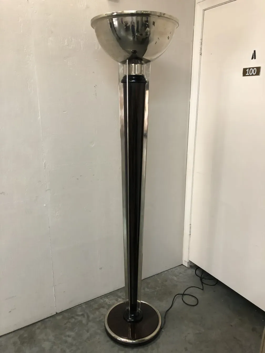 Set aus 2 antiken Stehleuchten in moderner Umgebung.