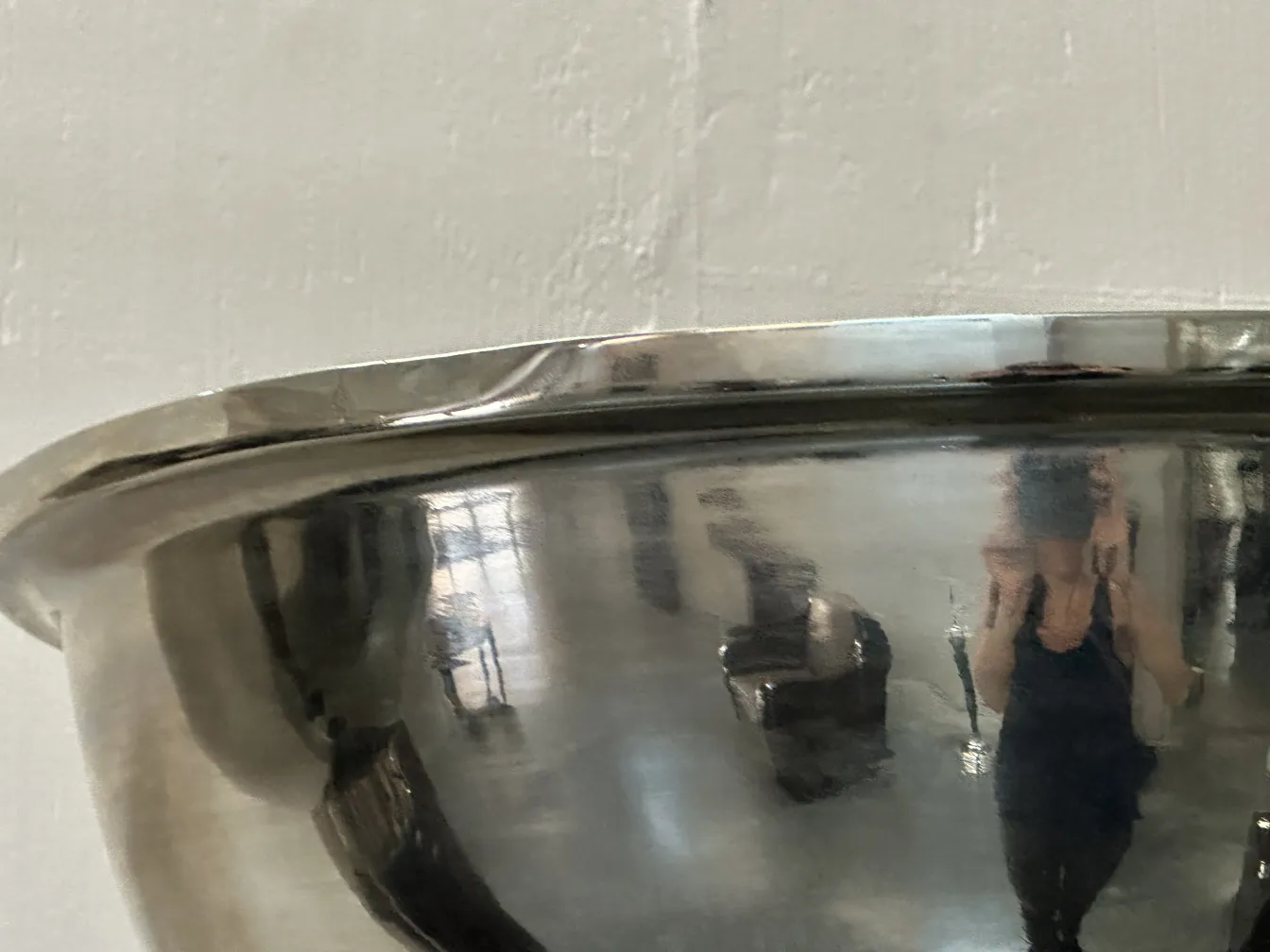 दो एंटीक फ़्लोर लैंप, जिनमें सजावटी तत्व हैं