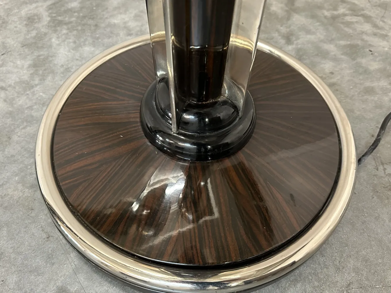 两盏古董落地灯，带有装饰性底座