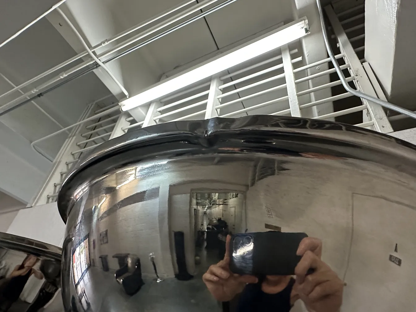 dos lámparas de pie brillantes en un ambiente antiguo