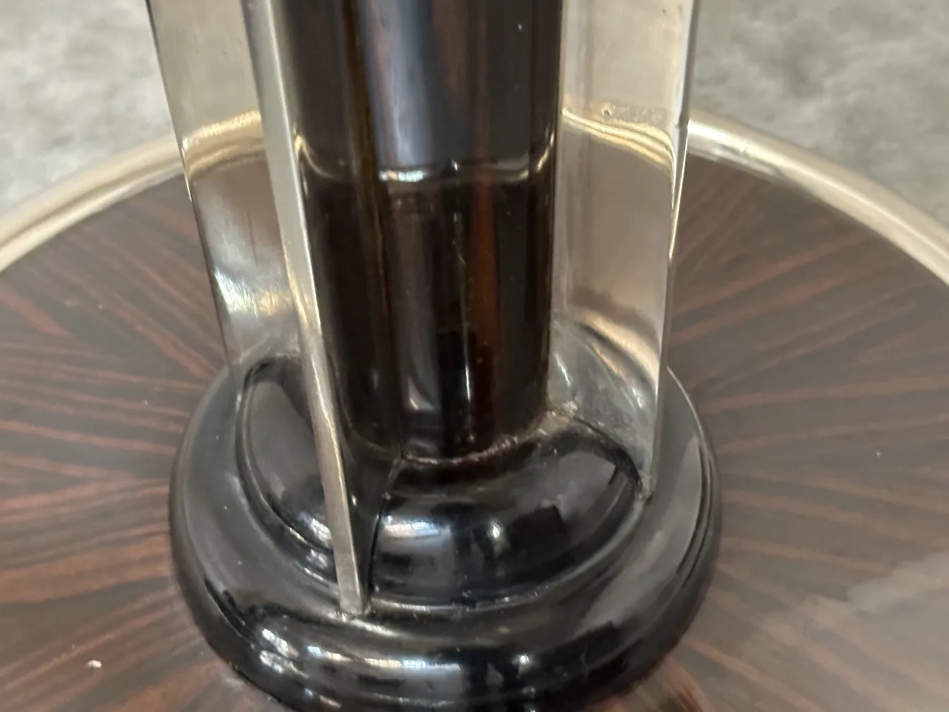 с круглой основой и элегантным дизайном, в уютной обстановке