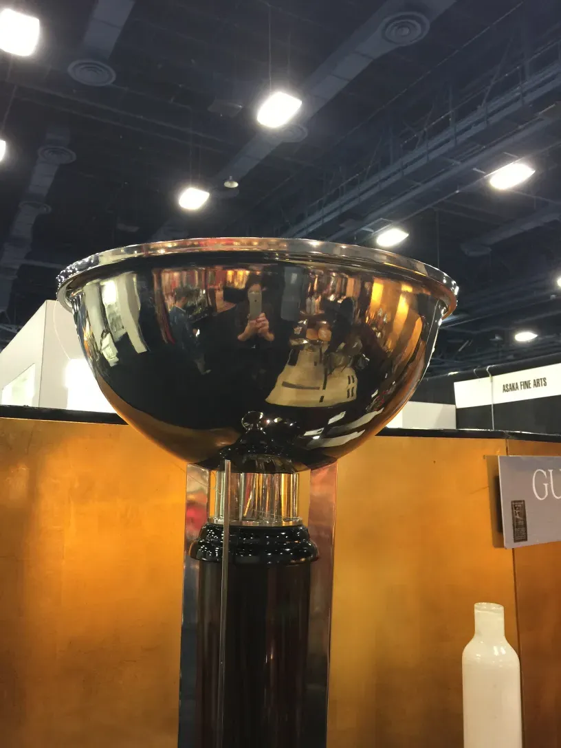 两盏古董落地灯在现代环境中的视图