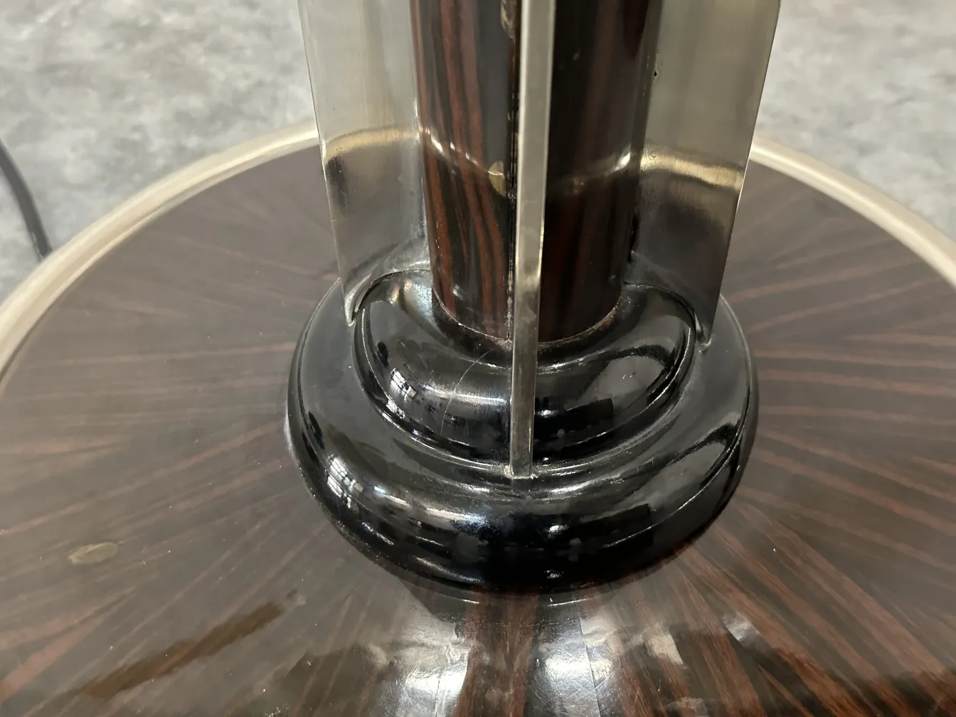 Détail de la base de 2 lampadaires anciens dans un cadre moderne