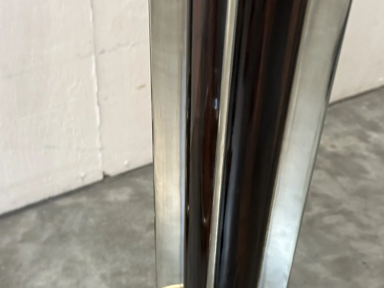 Immagine di due lampade da terra antiche con un design elegante in un ambiente moderno.