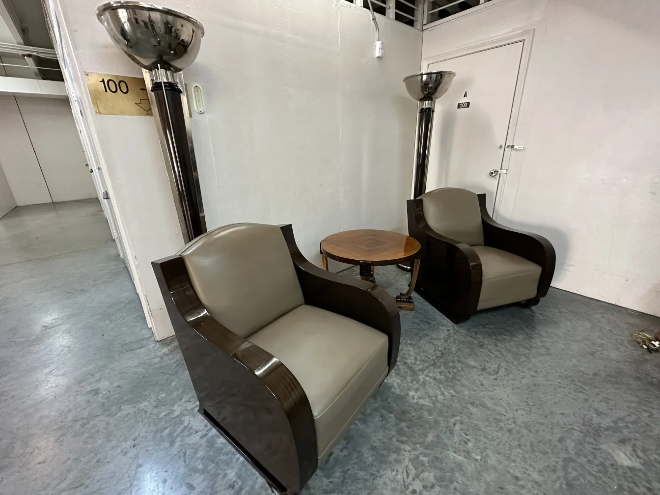 antigas 2 lâmpadas de piso em um ambiente com cadeiras e mesa