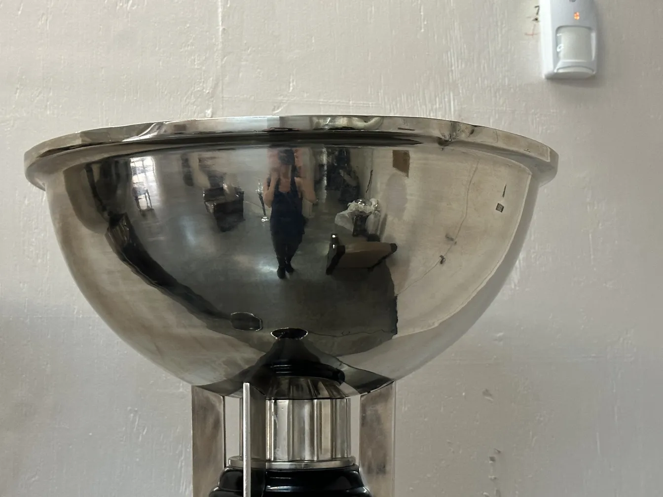 エレガントな環境の中にある2つの古典的なフロアランプ。