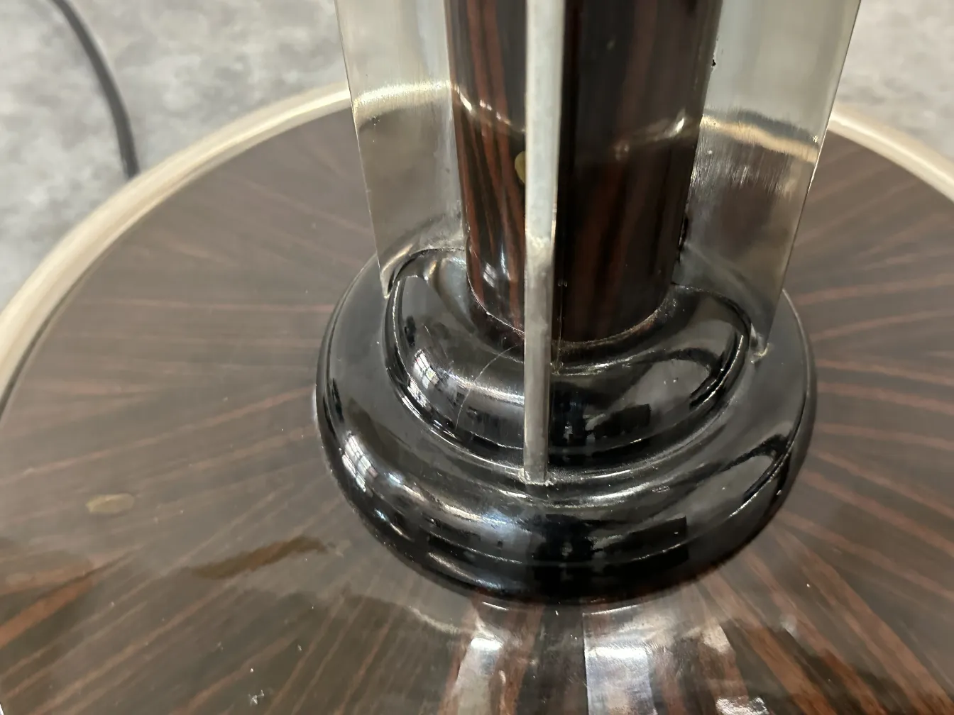 Imagem de 2 lampadas de piso antigas com bases elegantes e detalhes decorativos